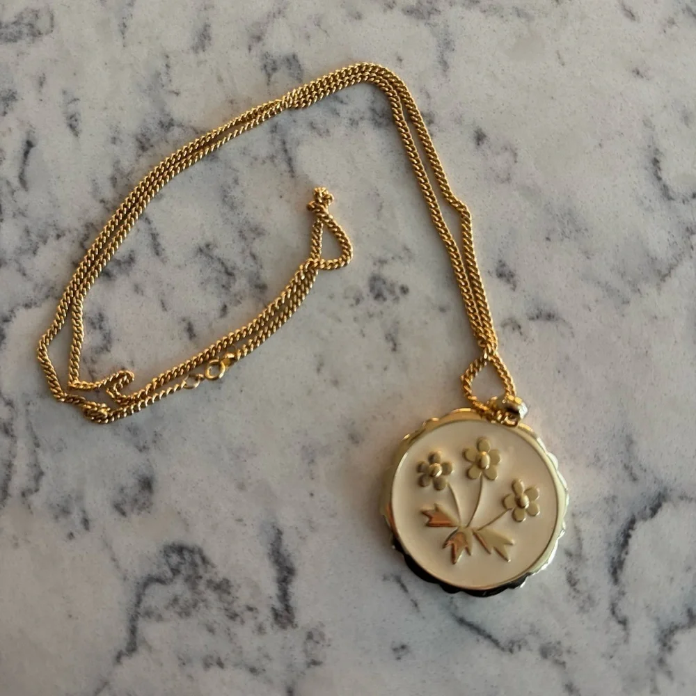 Vintage gold-tone engraved floral design Elegant Pendant Necklace - 12K